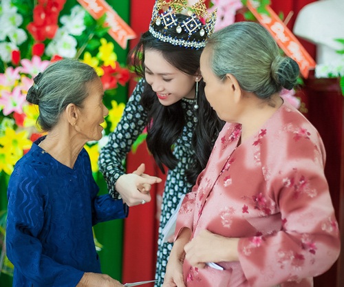 Hoa hậu đông Nam Á Triều Thu xúc động bên các Mẹ Việt Nam anh hùng 2